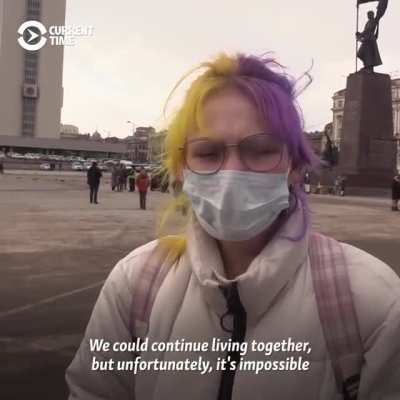 Journalist tries to show Russians photos of war in Ukraine