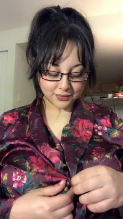 Revealing my huge 26 year old titties 😋