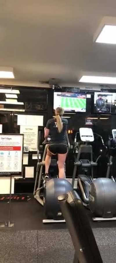 Gym Karen doesn&rsquo;t understand why a tissue isn&rsquo;t a mask, takes shirt off to prove a point?