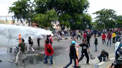 polisi bentrok dengan demonstran. Daan Mogot Jakarta Barat. Hari ini.