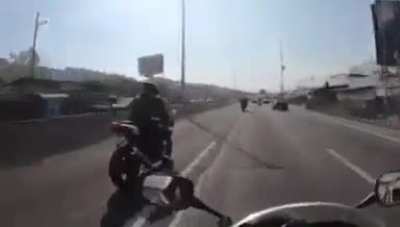 Motociclista d&aacute;ndose en la madre...