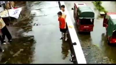Mom's super reflex saves fainting daughter from falling off a building