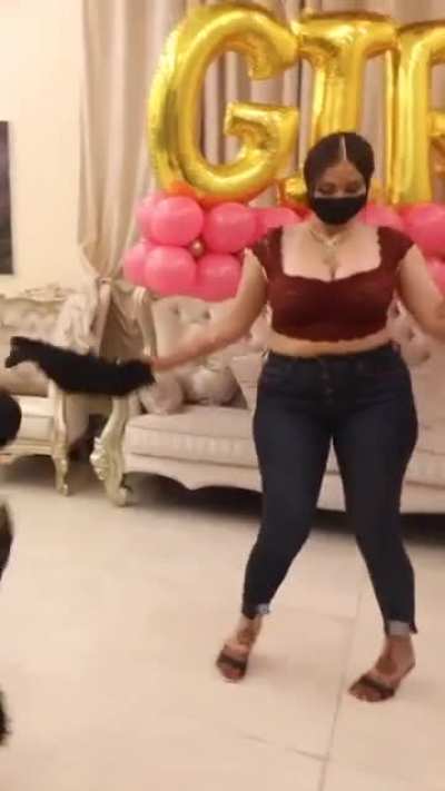 Take your time to appreciate the THICKNESS!😍🥰😘