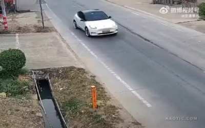 They say it's a self driving electric car that got a lil out of Control 