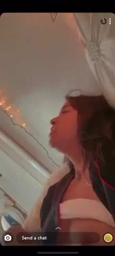 Whats her @??