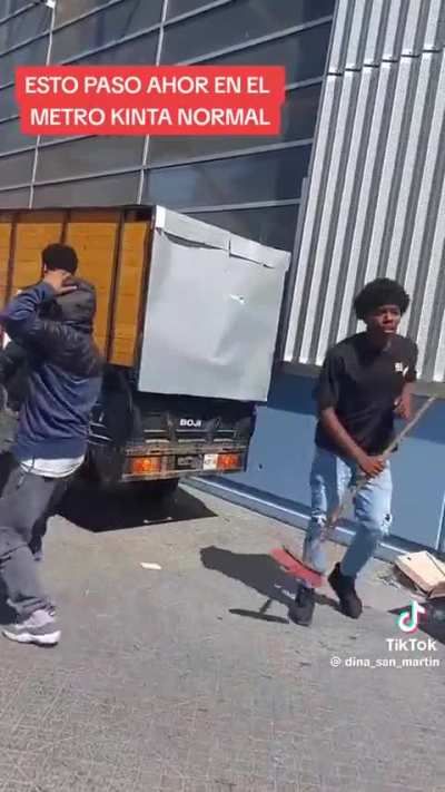 Extranjeros con chuchillos y pistola en la entrada del parque Quinta Normal