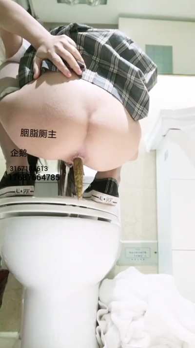 Chinese girl poops out one of the longest shits I've ever seen 🇨🇳💩😷
