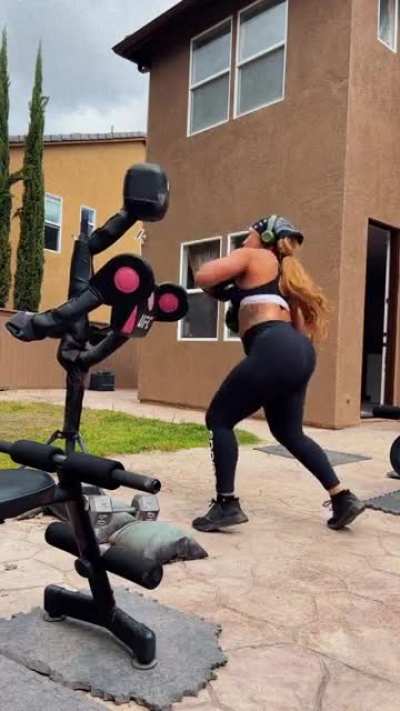 🏋🏽&zwj;♀️🍯🐫
