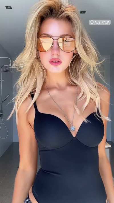 Hot Jemima Robinson&sup2;⁰ with beautiful hairstyle and pilot glasses