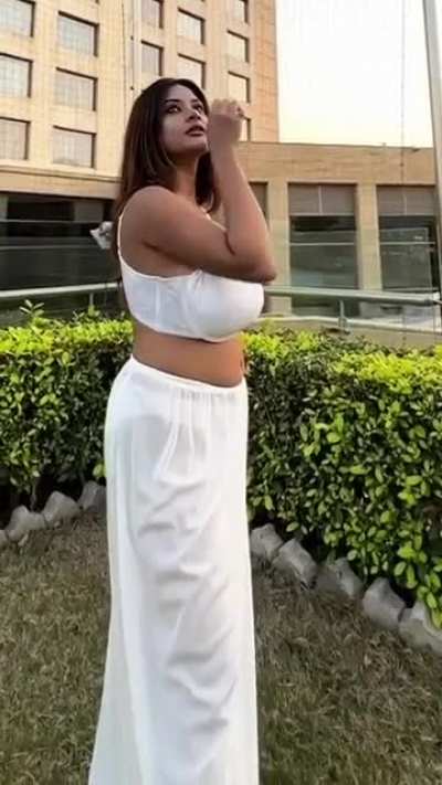 MILF Body ... Thick and heavy .. But she is unmarried ... HOW ? 🤔😲🫣♥️<wbr>🍌