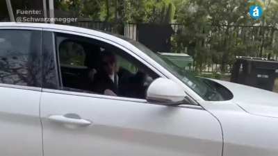 Arnold Schwarzenegger tapando baches...