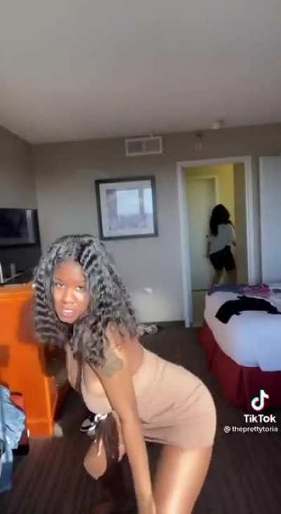 @theprettytoria