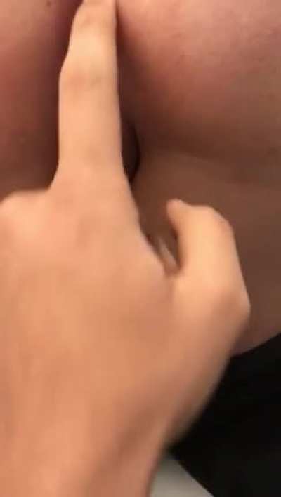 YAPTIĞININIZ YORUMLARA G&Ouml;RE ATICAM " kız bunları okuyor azıyor ona g&ouml;re yazın "canlarım yarın bize gelecek daha kaliteli video atarım ne istediğini falan da yazın Bundan dahs iyi 5-6 video var bunu &ccedil;ok istediniz