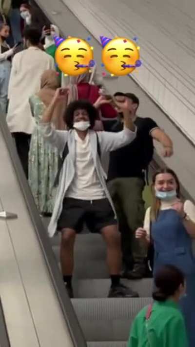 Dancing in the subway to get people&rsquo;s reactions