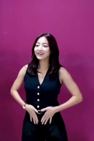 Jihyo dancing on "Run Away"