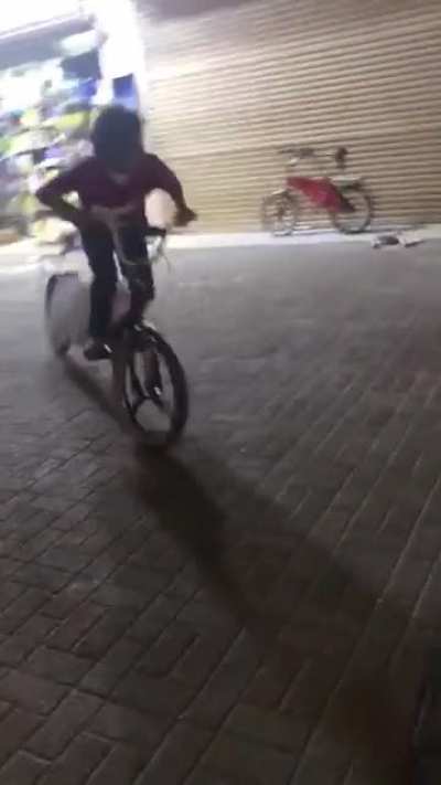 &Eacute; s&oacute; um menino brincando com sua bike&hellip; pera a&iacute;&hellip; o que??????