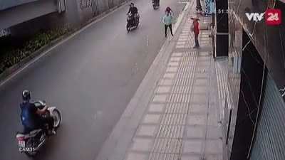 Driver saw woman being robbed and ran the guy over