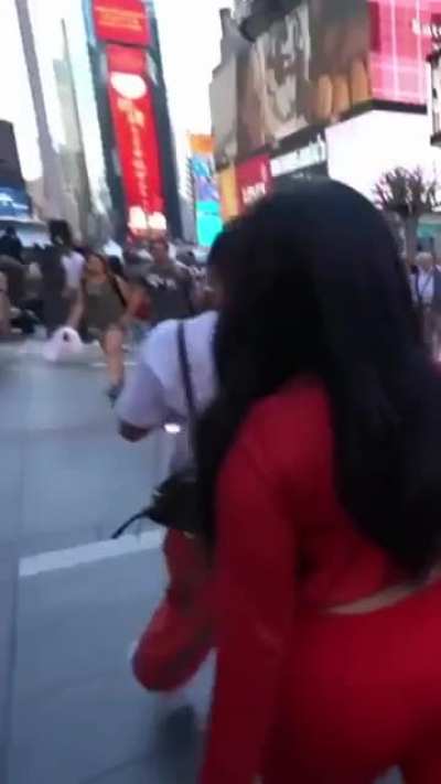 Valkyrae&rsquo; red leggings