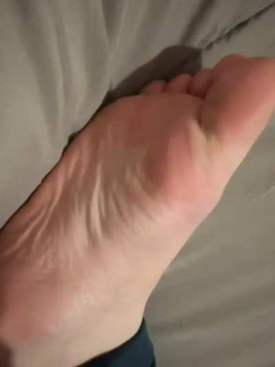 my friend's soles with white nails 😍😅