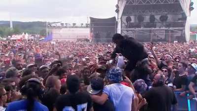 Travis Scott crowdsurfs, then as a kid ''allegedly'' tried to get his shoe, he stops the show, attacks the kid, spits on him and incites all the fans to beat him up