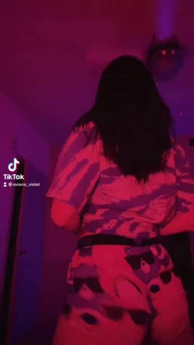 i&rsquo;m mesmerized by her ass🧸