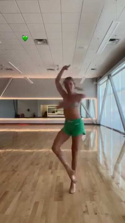 Beautiful pirouette by Brynn Rumfallo&sup2;&sup2; 💚