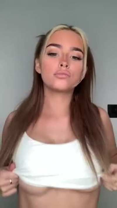 Arrow up if you&rsquo;d genuinely fuck me 🥺