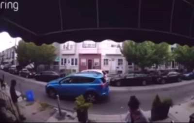 Philadelphia Man vs Karen Over His Dog not being on a leash 
