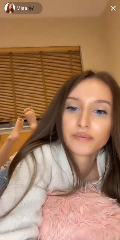 Live feet pose