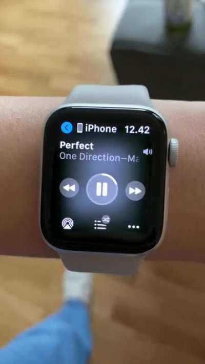 Apple Watch can&rsquo;t decide which source to play the music from.