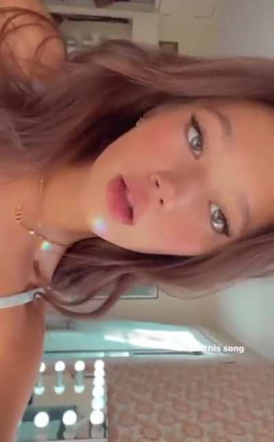 Lily Chee no bra pokies