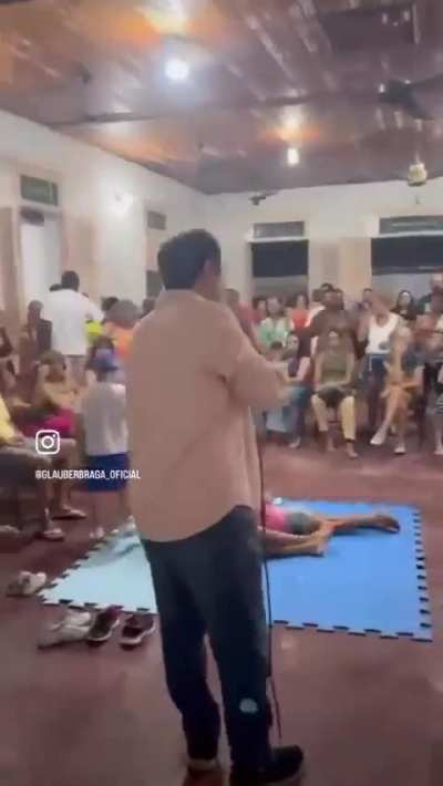 O que mais me encanta no video &eacute; a &aacute;rea de recrea&ccedil;&atilde;o para as crian&ccedil;as ali no meio da reuni&atilde;o