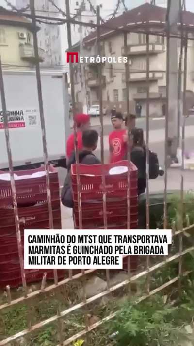 Caminhão do MSTS que transportava marmitas é guinchado pela brigada militar de Porto Alegre.