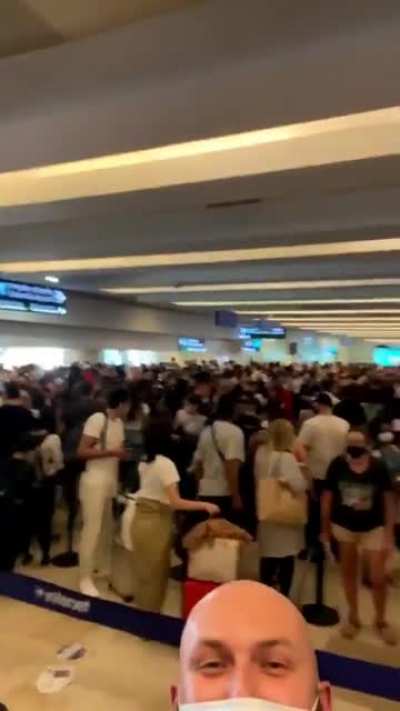 Aeropuerto de Canc&uacute;n en &eacute;poca de pandemia