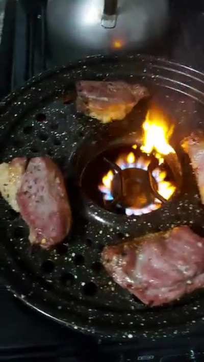 Asado opulento en parrigas, edición sábado de tormenta