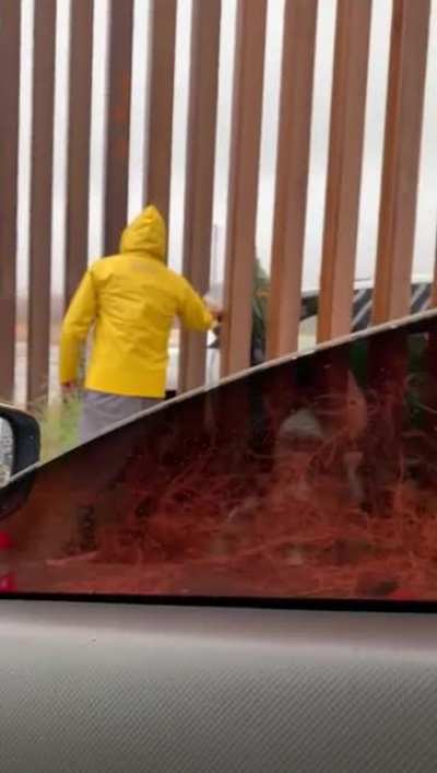 Los de la migra comenzaron a comprar tamalitos otra vez en la frontera, se estan restableciendo los negocios internacionales