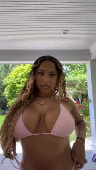 Look at the milkers on her 😳