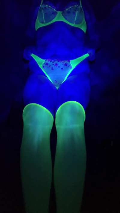 neon makes me feel so sexy 🤩