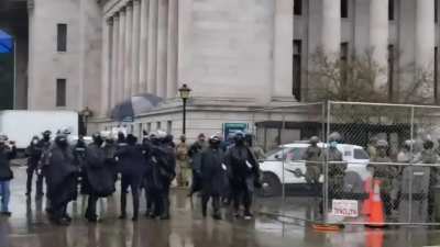 Man demands to be let into Washington State Capitol and gets promptly arrested when he tries today.