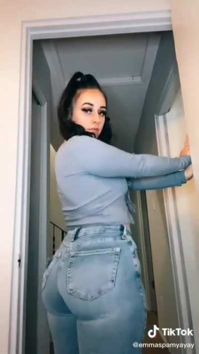 Thicc thang in some jeans
