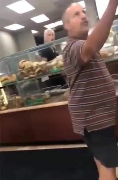 Man freaks out in bagel shop because "women don't like short guys"