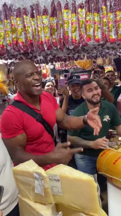 Terry Crews visitou o Mercad&atilde;o de SP, e cantou "A Thousand Miles".