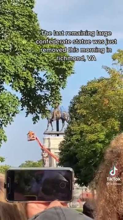 Robert Lee statue goes bye-bye!
