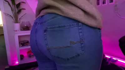 Farting in my jeans while gaming with friends hehe &eth;&yen;&deg;&eth;&eth;