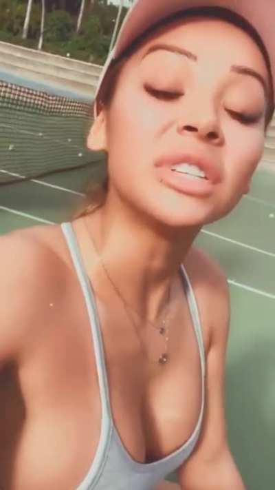 Side Boob - She knows exactly what shes doing..