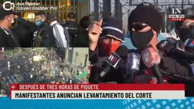 Piqueteros cortando las vías del ferrocarril Roca: 