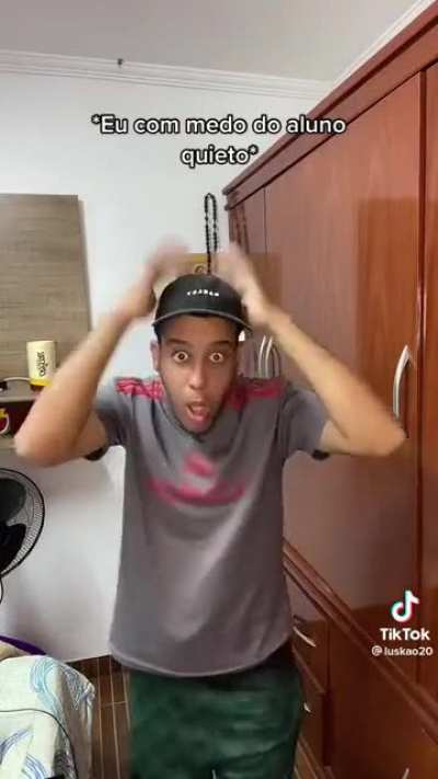 Enquanto nisto na escola