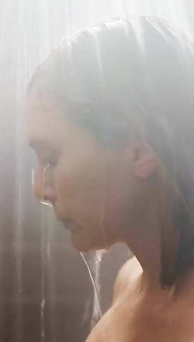 Elizabeth Olsen taking a shower 🚿
