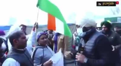 Police shakes hands with the BJP Goon as if they know each other and the reporter catches this and turns to ask them if they know each other. The police ignores the reporter. This video is sheer proof, of how Delhi police is helping local goons to disturb