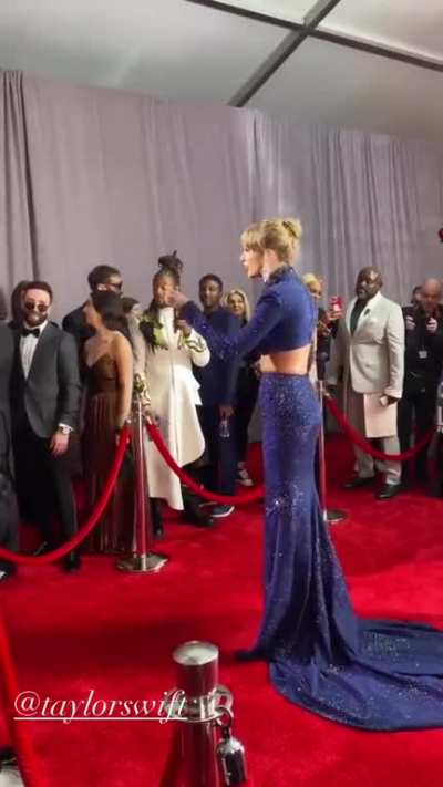 Taylor Swift underboob